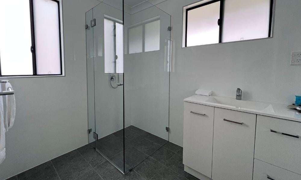 Haven Holiday Resort Sussex Inlet - Renovated villa bathroom